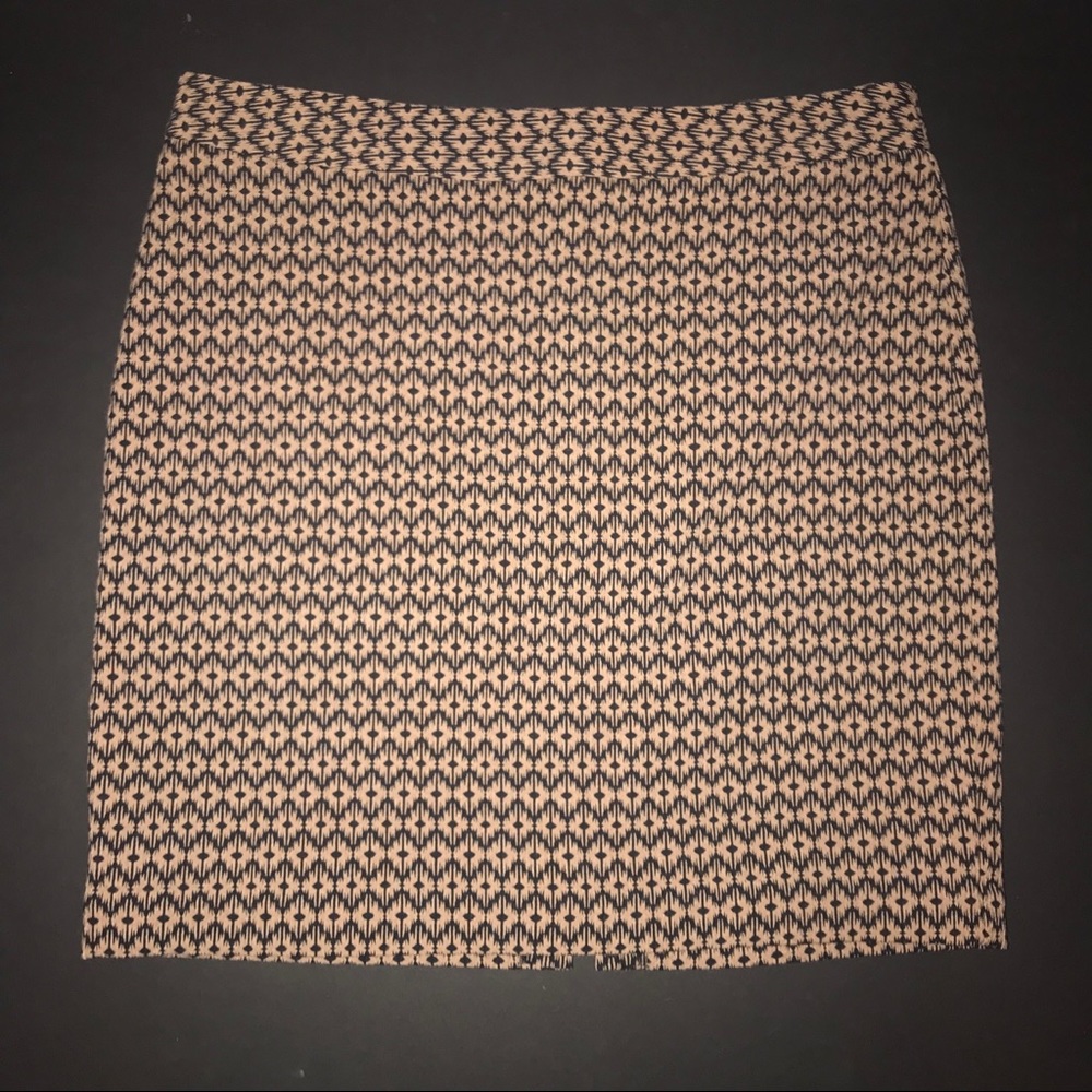 Worthington tan and black work skirt.